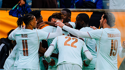 Simone Inzaghi celebrating with his Inter Milan players after beating Barcelona.